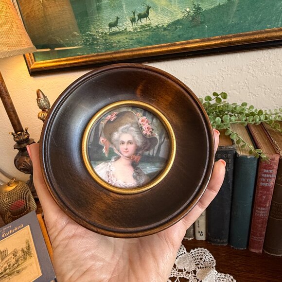 Vintage Round Wood Small Picture of Victorian Lady - Picture 11 of 13